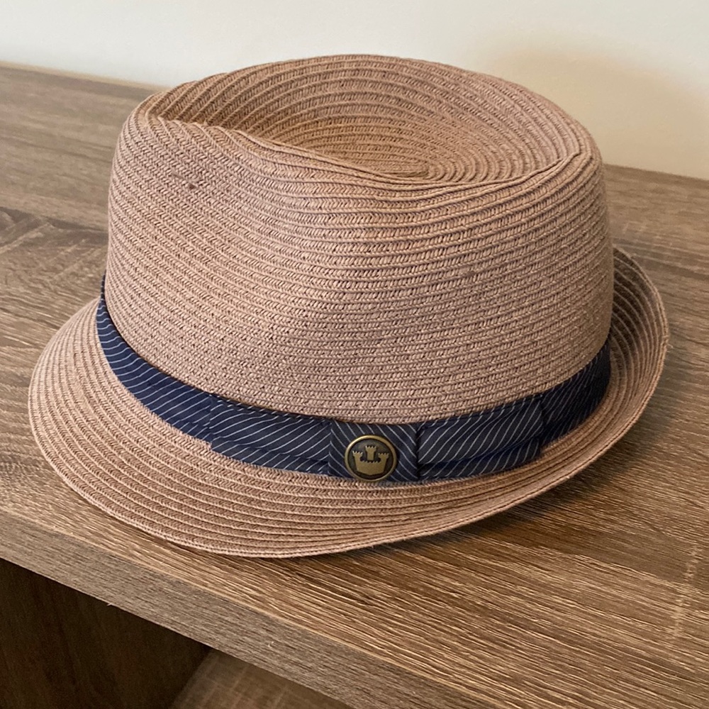 Hat with navy detail